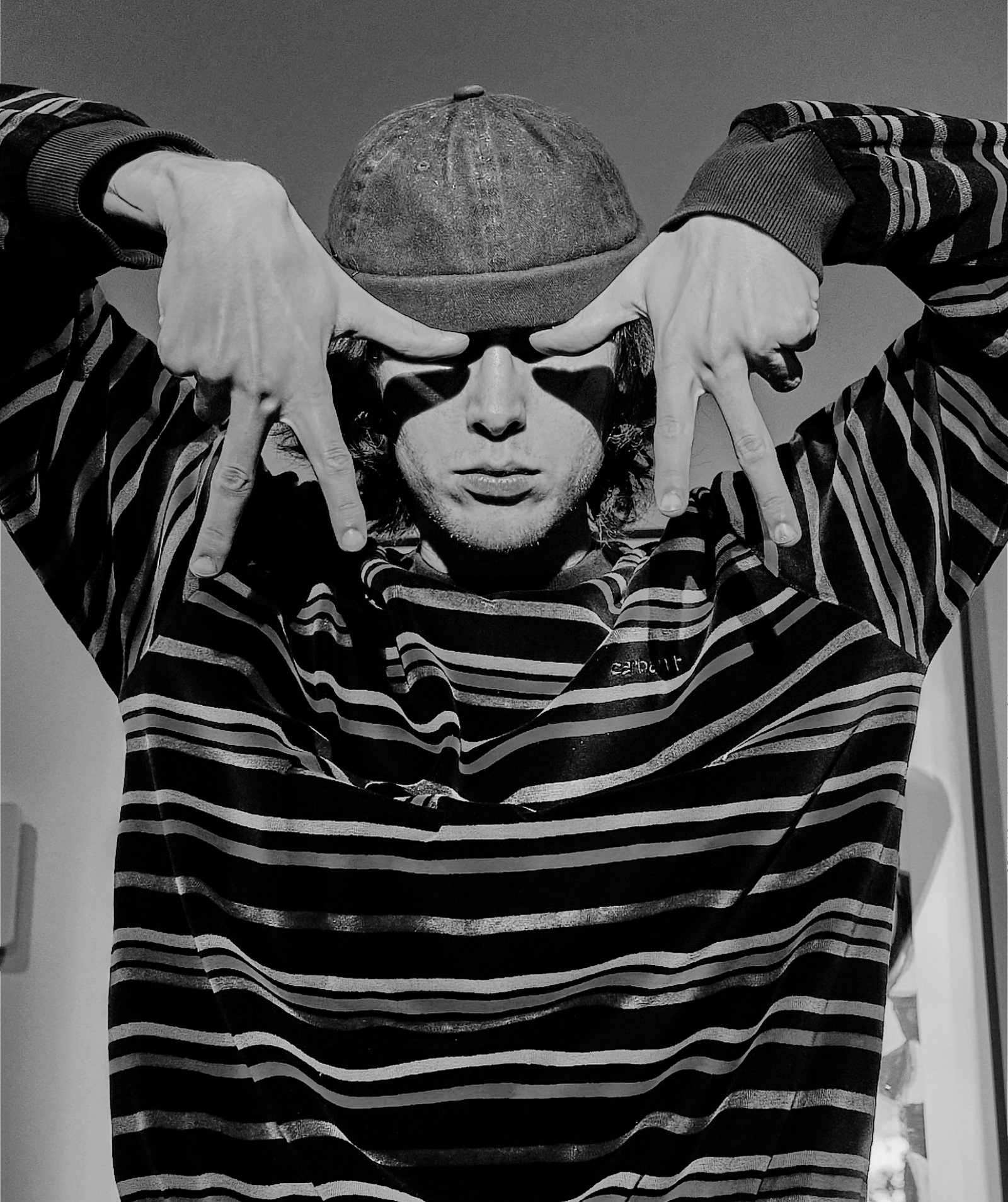 Robin Vandersteen, hands framing his eyes